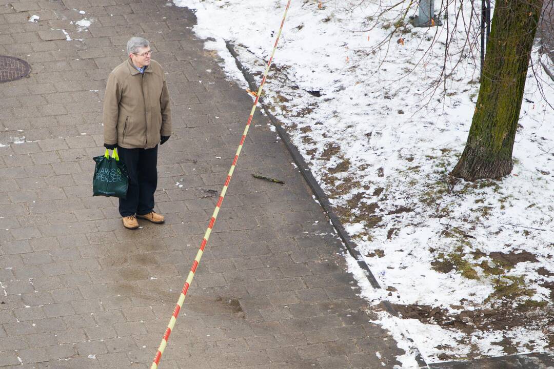 Vilniuje trūkus vamzdžiui atsivėrė smegduobė