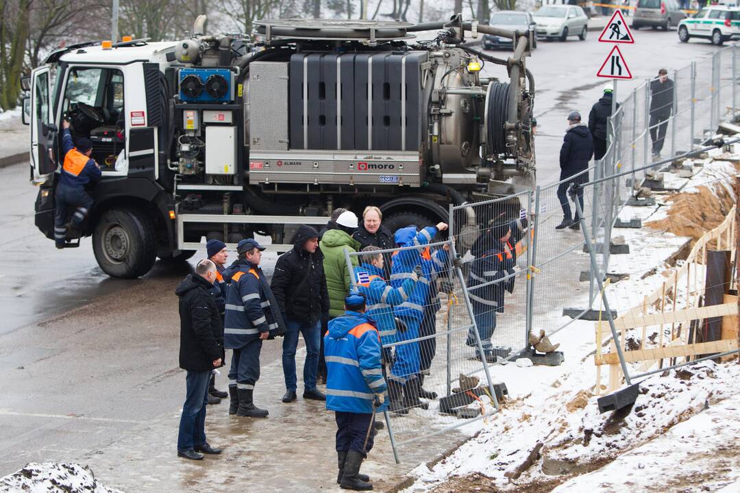 Vilniuje trūkus vamzdžiui atsivėrė smegduobė