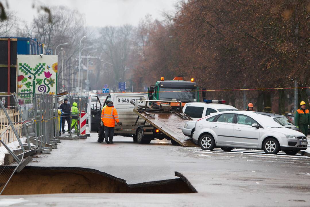 Vilniuje trūkus vamzdžiui atsivėrė smegduobė