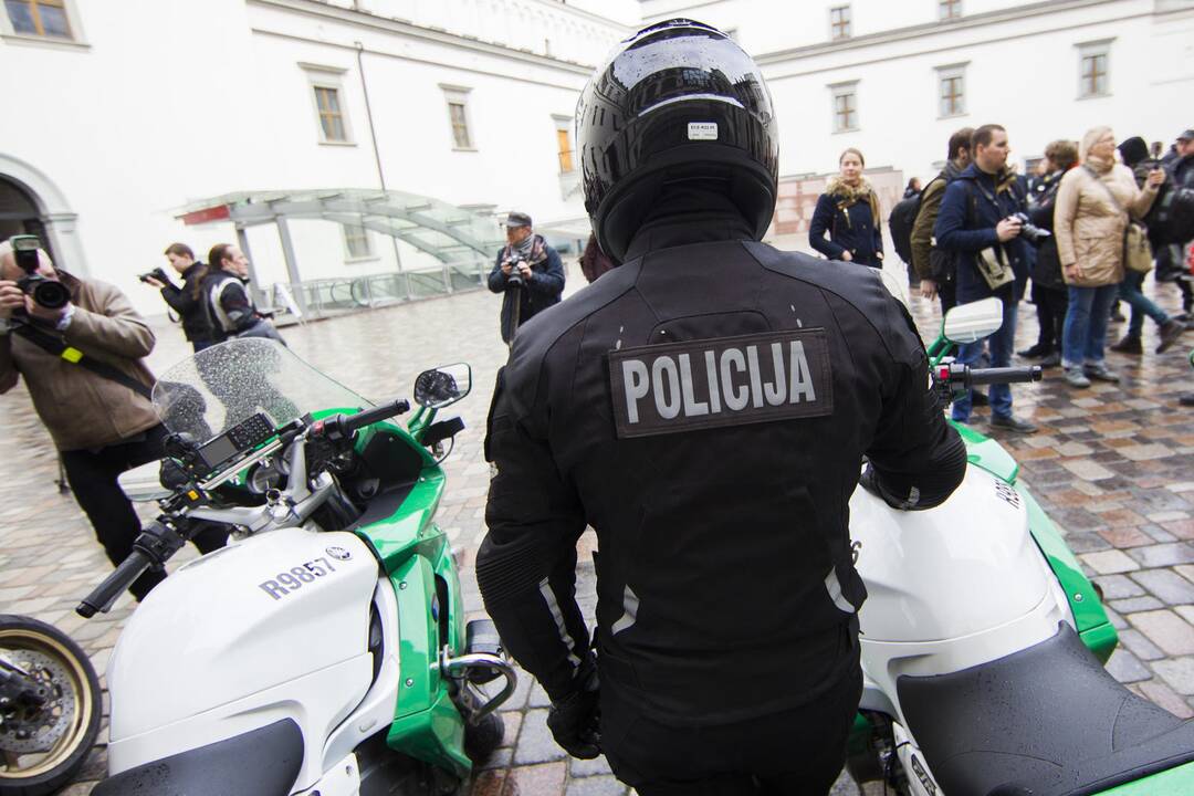 Policijos pareigūnai persėda ant motociklų