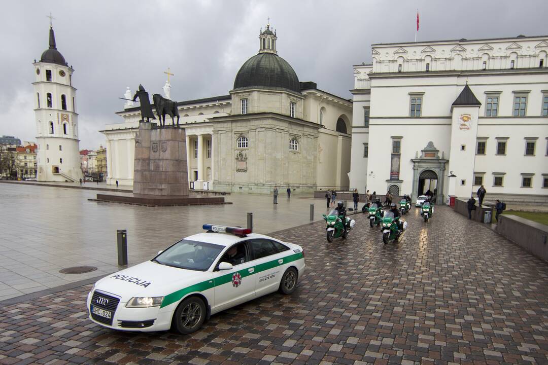 Policijos pareigūnai persėda ant motociklų