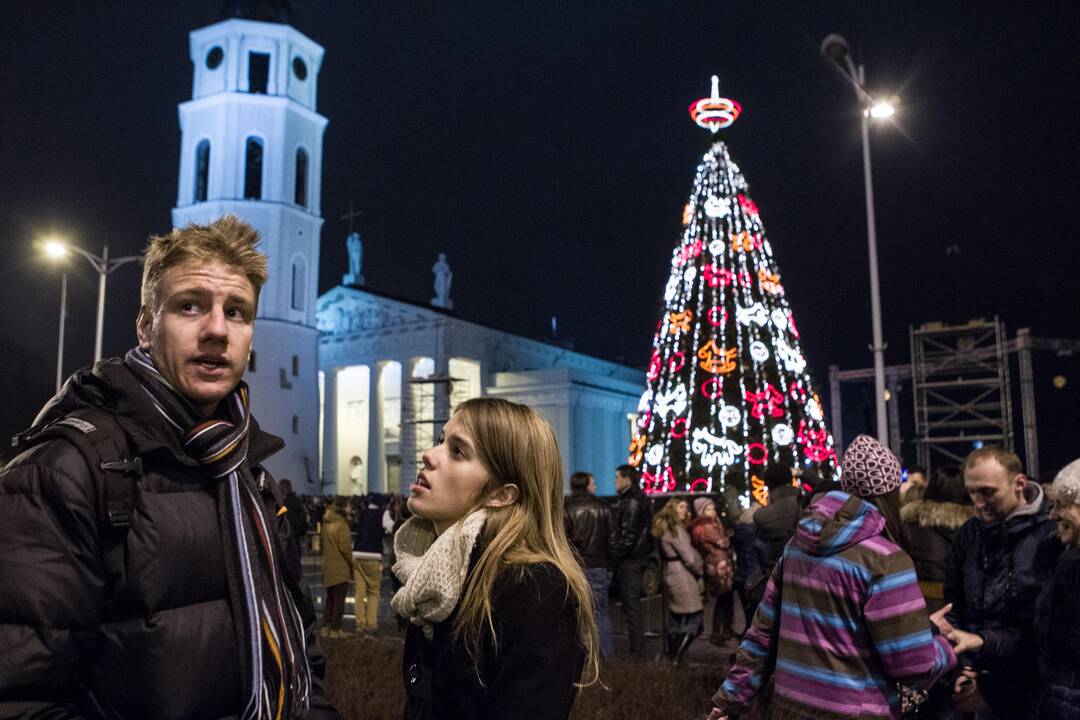 Vilniuje Katedros aikštėje įžiebta Lietuvos Kalėdų eglė