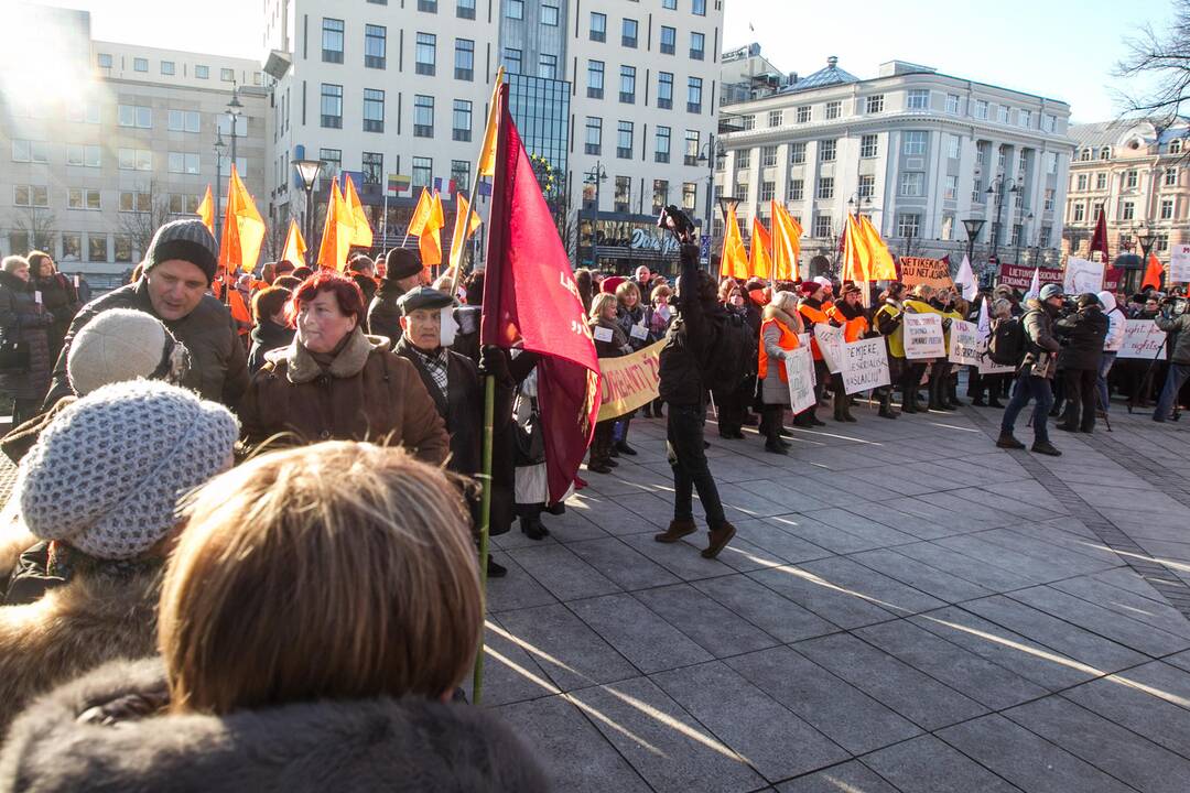 Profsąjungos mitingavo prie Vyriausybės