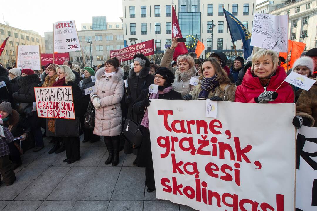 Profsąjungos mitingavo prie Vyriausybės