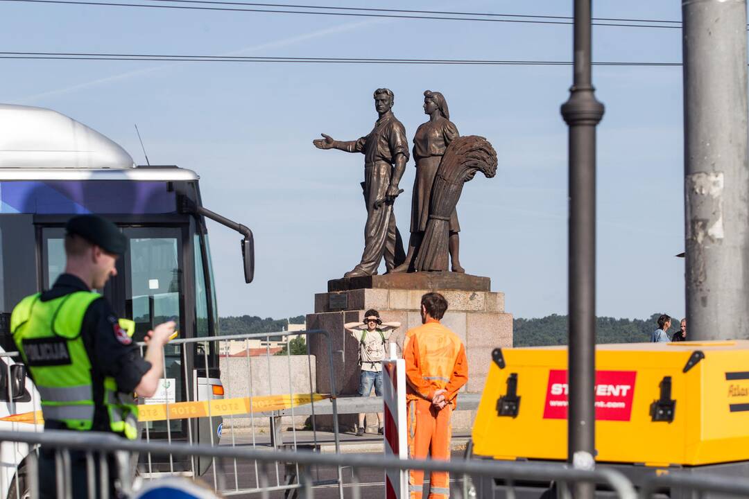 Žaliojo tilto skulptūrų nukėlimo darbai