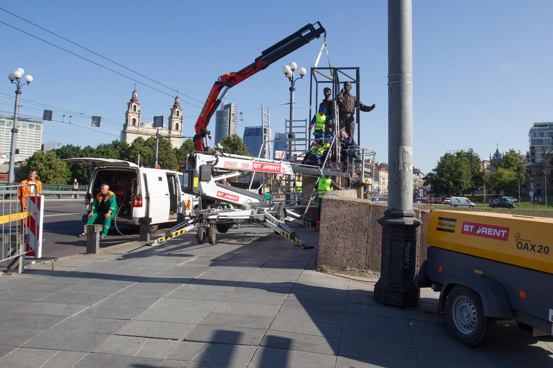 Žaliojo tilto skulptūrų nukėlimo darbai