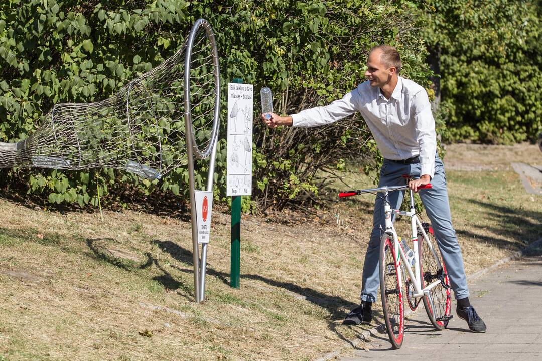 Prie sostinės dviračių takų įrengti „šiukšliniai“