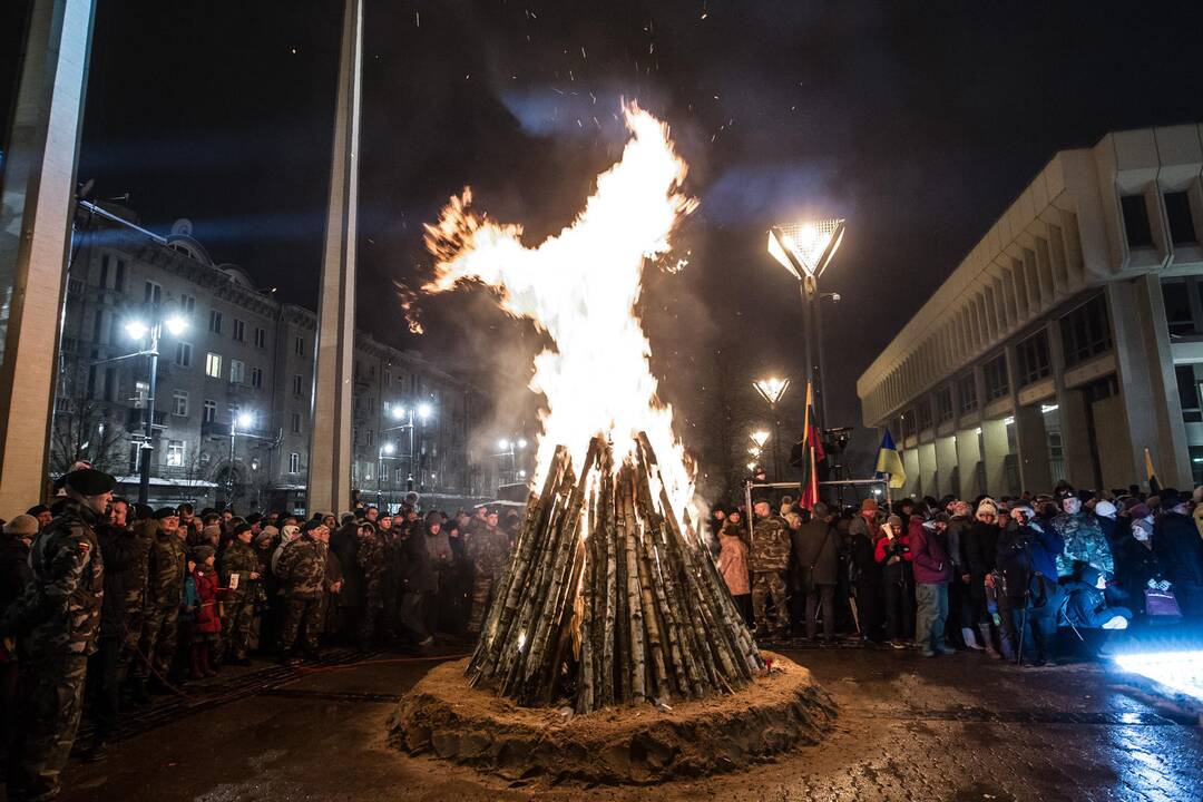 Sostinėje liepsnojo atminimo laužai