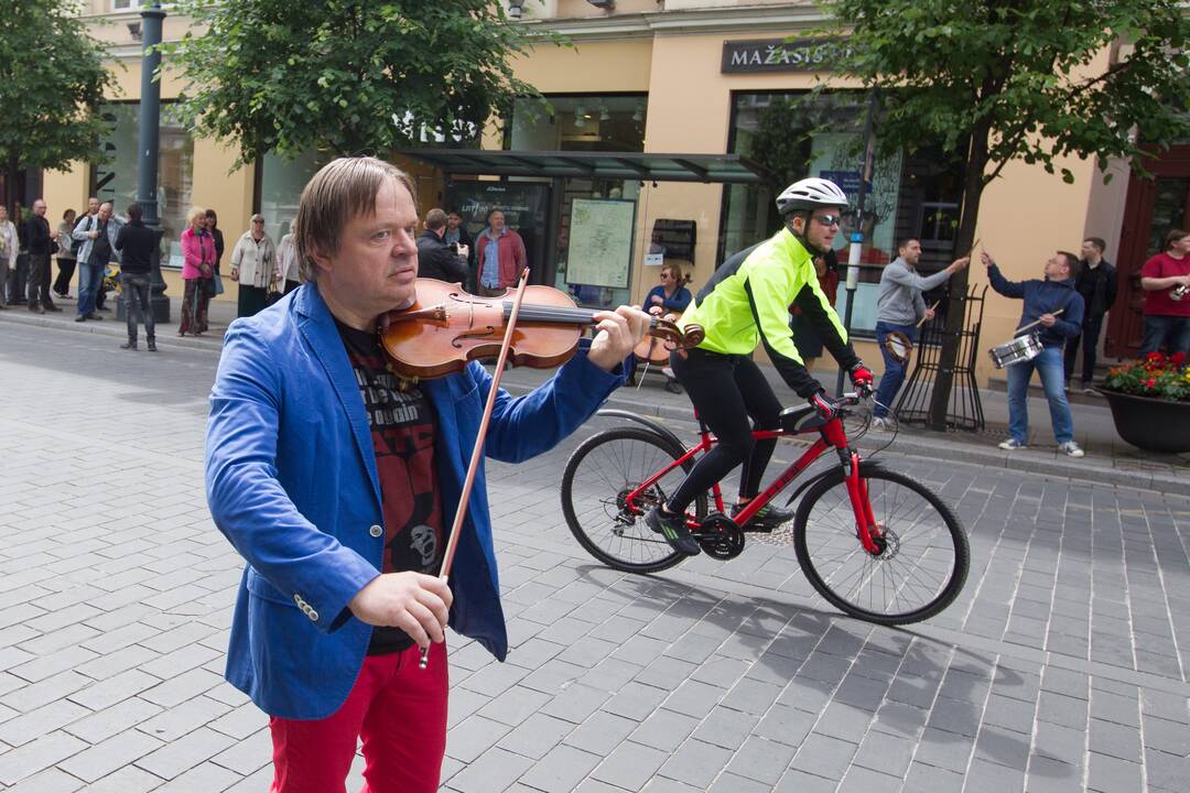 LRT radijo atminimo lentos atidengimas