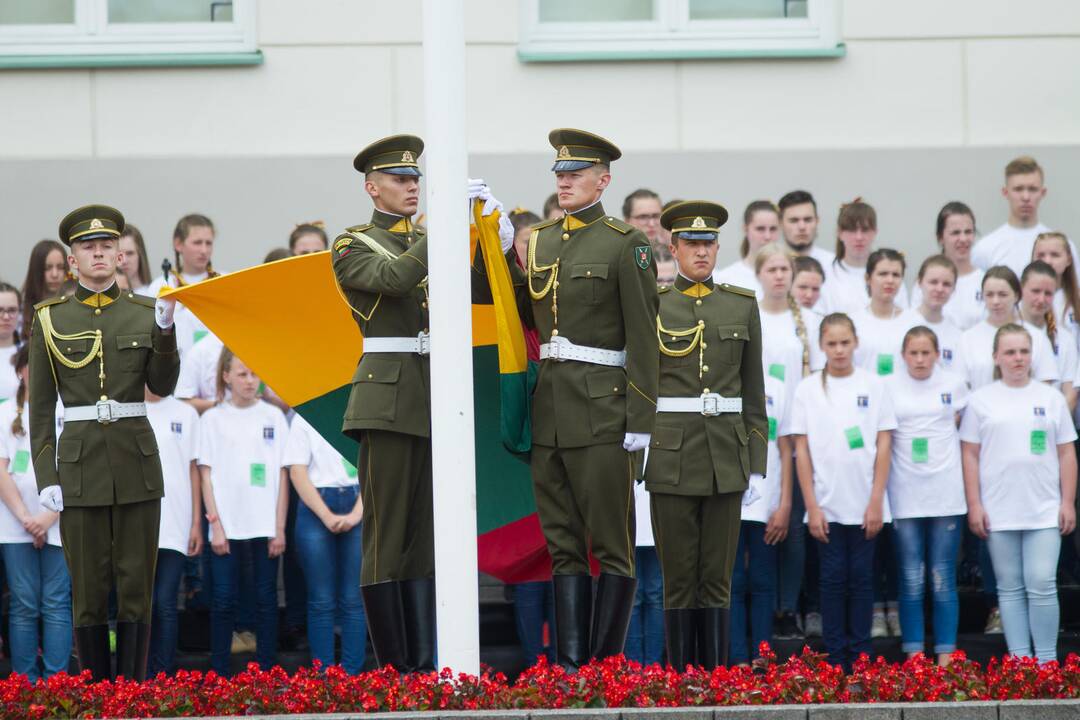 Daukanto aikštėje Vilniuje Valstybės dienos proga – iškilminga vėliavų pakėlimo ceremonija ir respublikinės moksleivių Dainų šventės atidarymas.