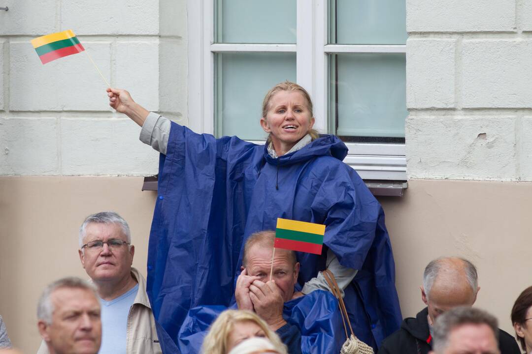 Daukanto aikštėje Vilniuje Valstybės dienos proga – iškilminga vėliavų pakėlimo ceremonija ir respublikinės moksleivių Dainų šventės atidarymas.