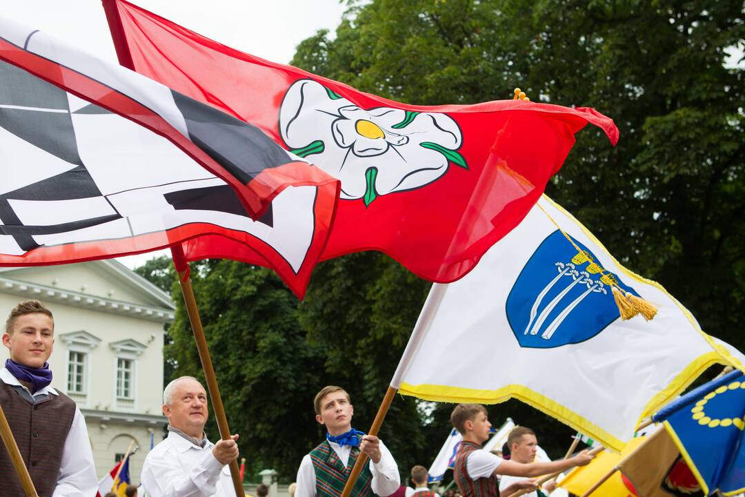 Daukanto aikštėje Vilniuje Valstybės dienos proga – iškilminga vėliavų pakėlimo ceremonija ir respublikinės moksleivių Dainų šventės atidarymas.