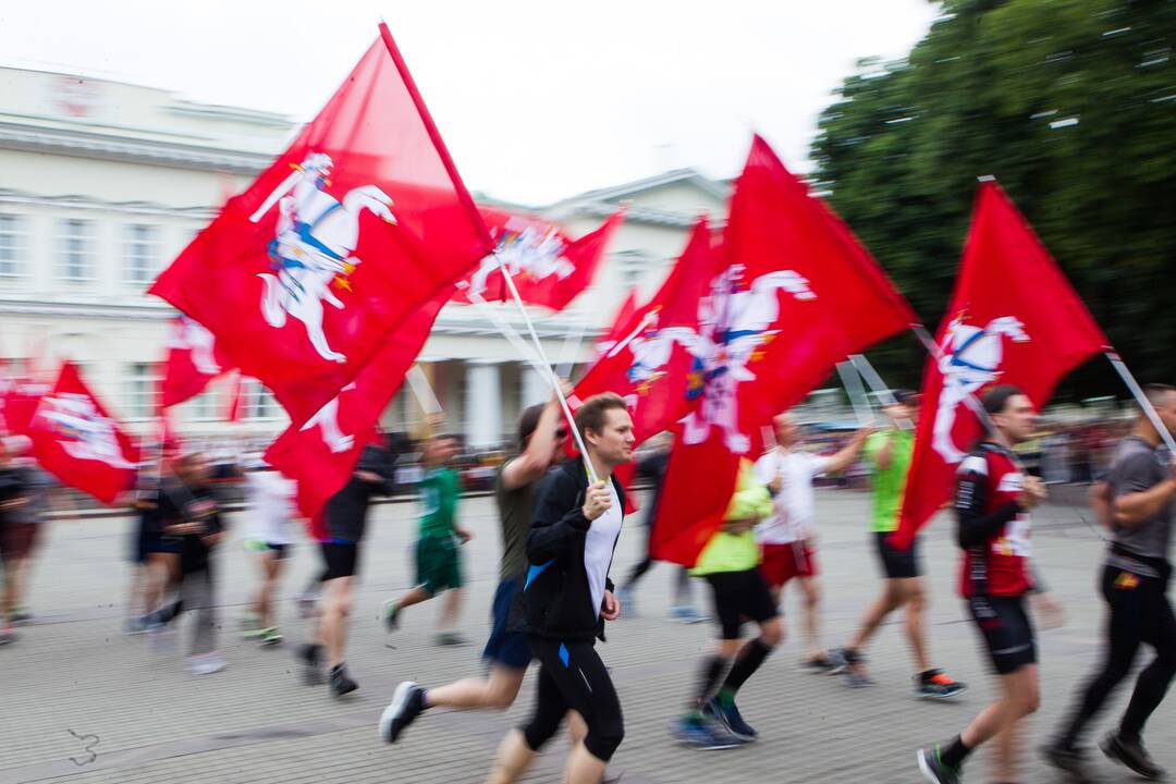 Daukanto aikštėje Vilniuje Valstybės dienos proga – iškilminga vėliavų pakėlimo ceremonija ir respublikinės moksleivių Dainų šventės atidarymas.