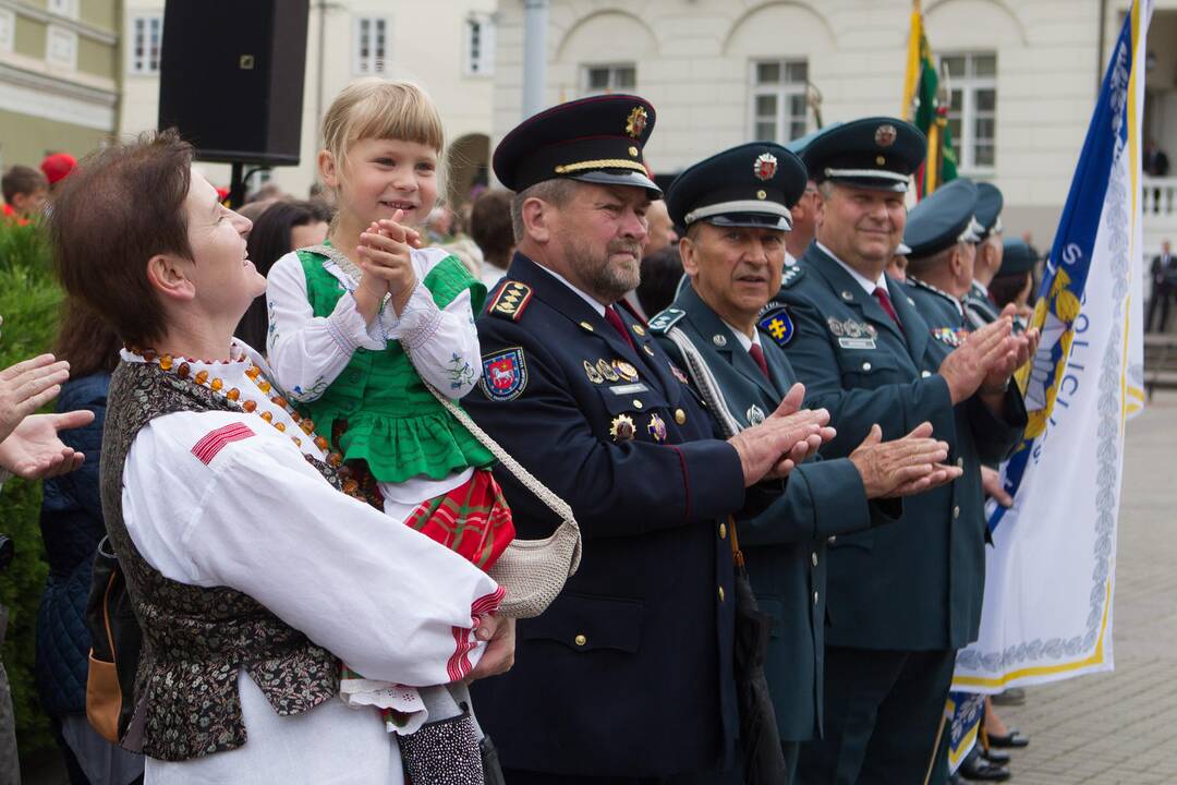 Daukanto aikštėje Vilniuje Valstybės dienos proga – iškilminga vėliavų pakėlimo ceremonija ir respublikinės moksleivių Dainų šventės atidarymas.