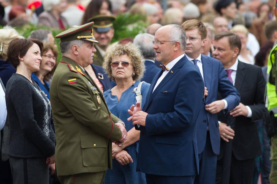 Daukanto aikštėje Vilniuje Valstybės dienos proga – iškilminga vėliavų pakėlimo ceremonija ir respublikinės moksleivių Dainų šventės atidarymas.