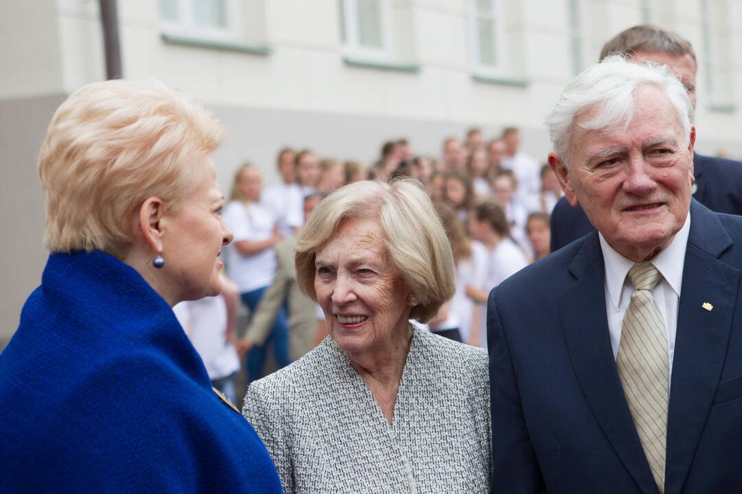 Daukanto aikštėje Vilniuje Valstybės dienos proga – iškilminga vėliavų pakėlimo ceremonija ir respublikinės moksleivių Dainų šventės atidarymas.