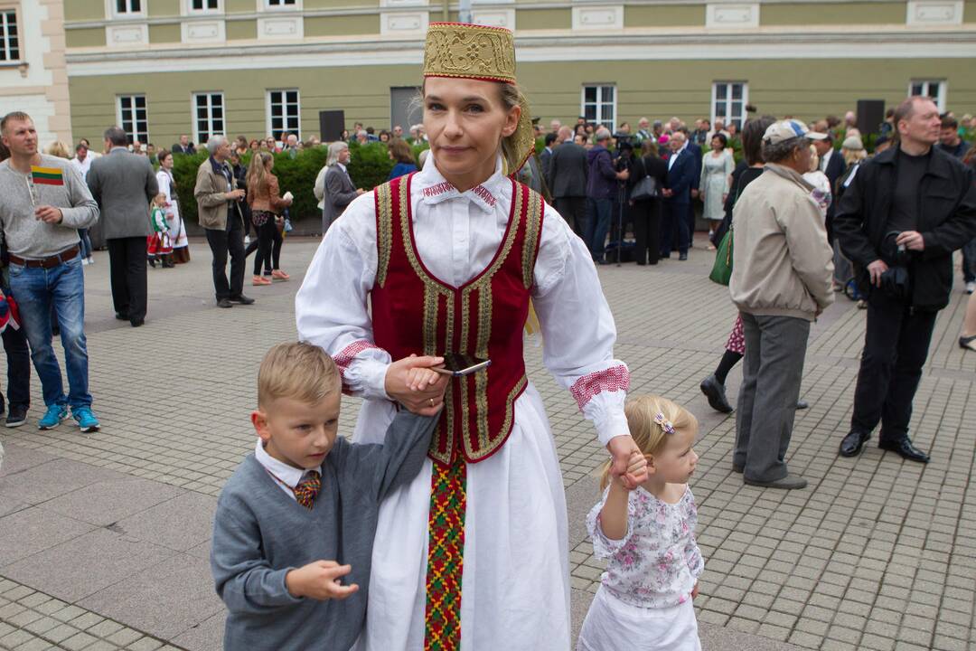 Daukanto aikštėje Vilniuje Valstybės dienos proga – iškilminga vėliavų pakėlimo ceremonija ir respublikinės moksleivių Dainų šventės atidarymas.