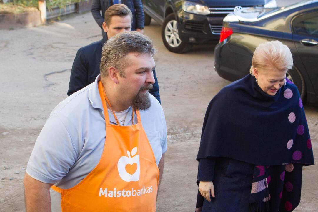 Prezidentė aplankė „Maisto banko“ sandėlį