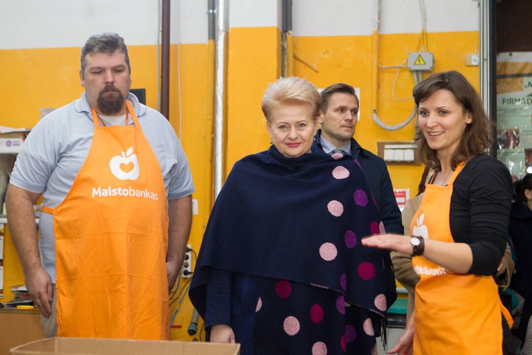 Prezidentė aplankė „Maisto banko“ sandėlį