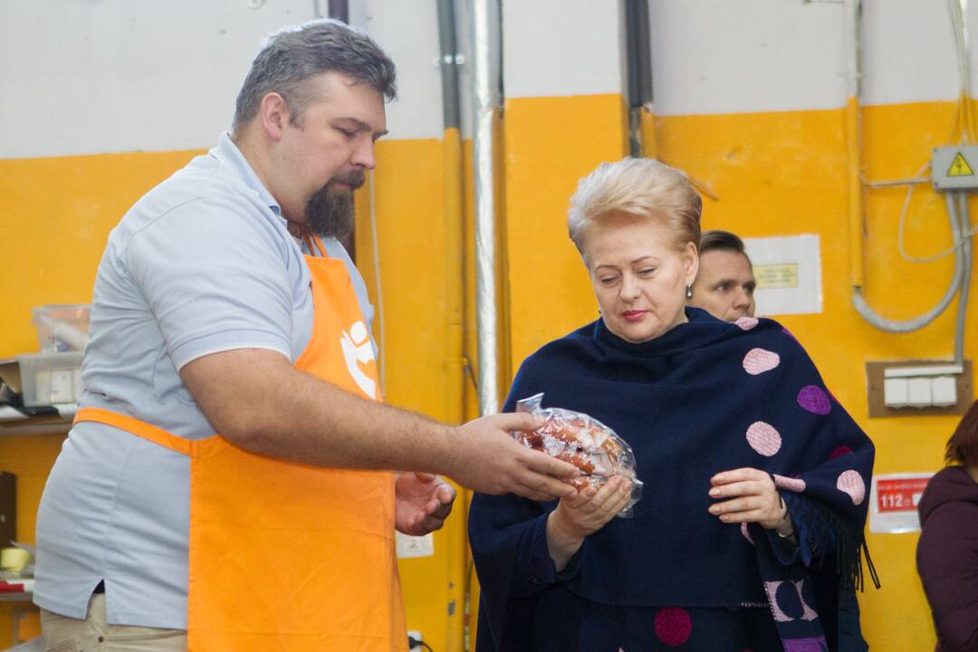 Prezidentė aplankė „Maisto banko“ sandėlį