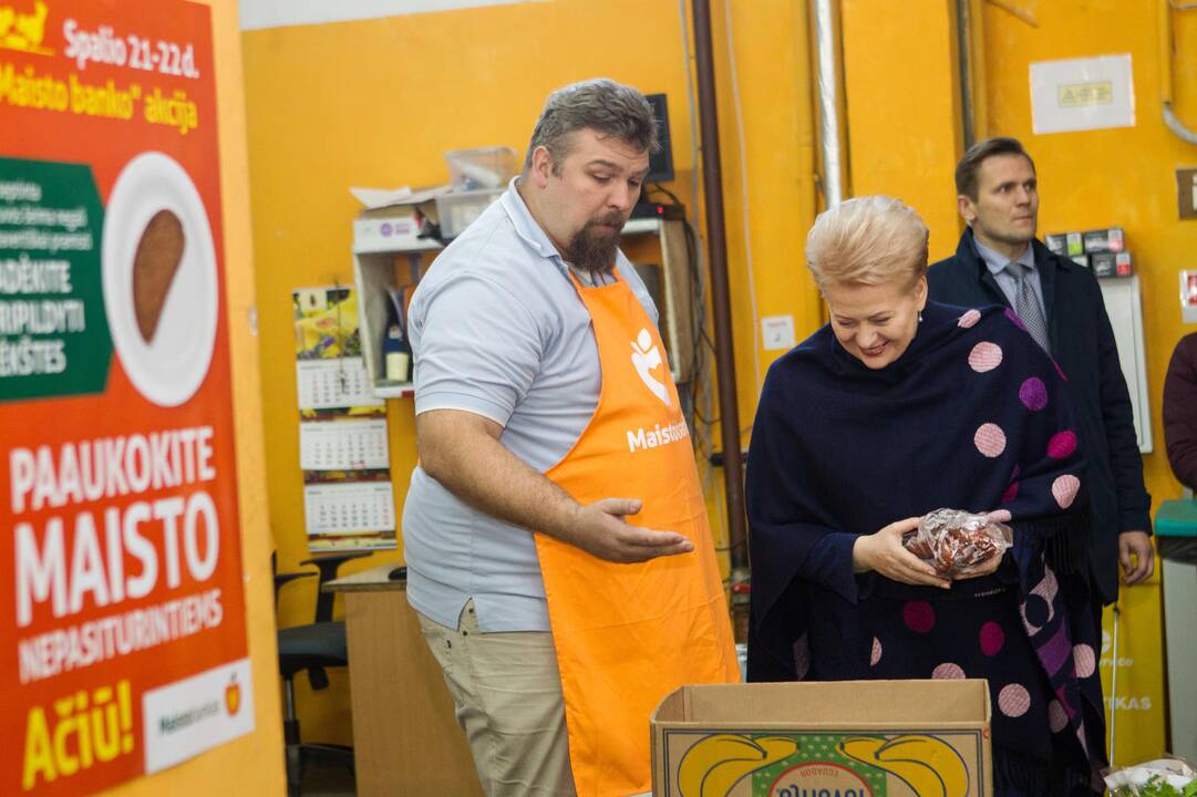 Prezidentė aplankė „Maisto banko“ sandėlį