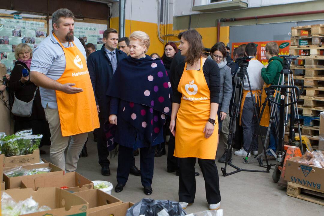 Prezidentė aplankė „Maisto banko“ sandėlį