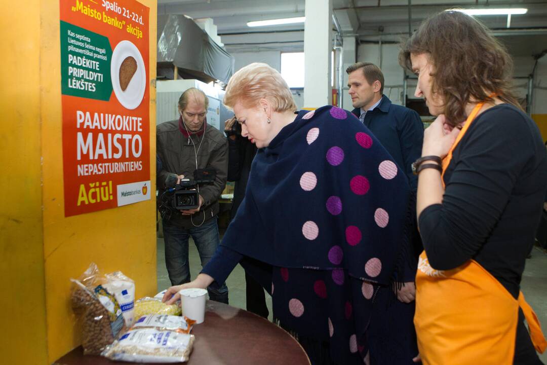 Prezidentė aplankė „Maisto banko“ sandėlį