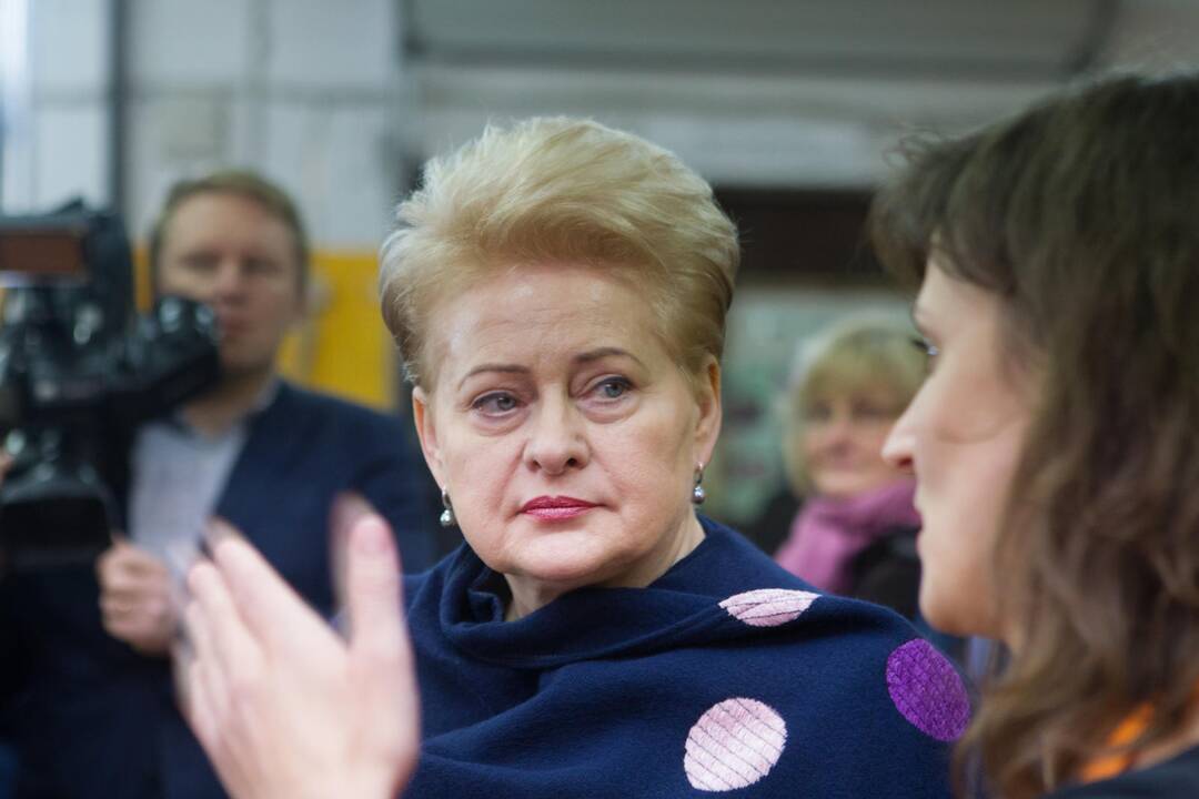 Prezidentė aplankė „Maisto banko“ sandėlį