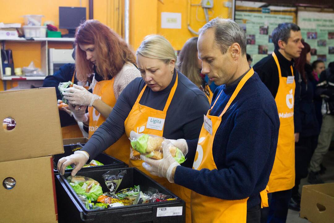 Prezidentė aplankė „Maisto banko“ sandėlį