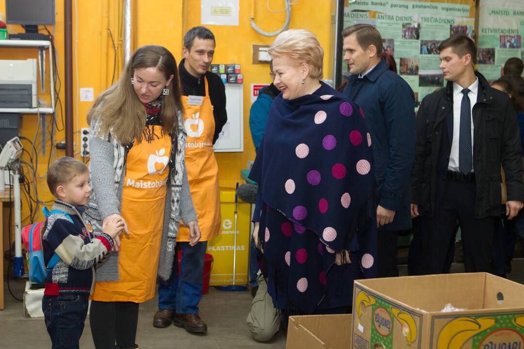 Prezidentė aplankė „Maisto banko“ sandėlį