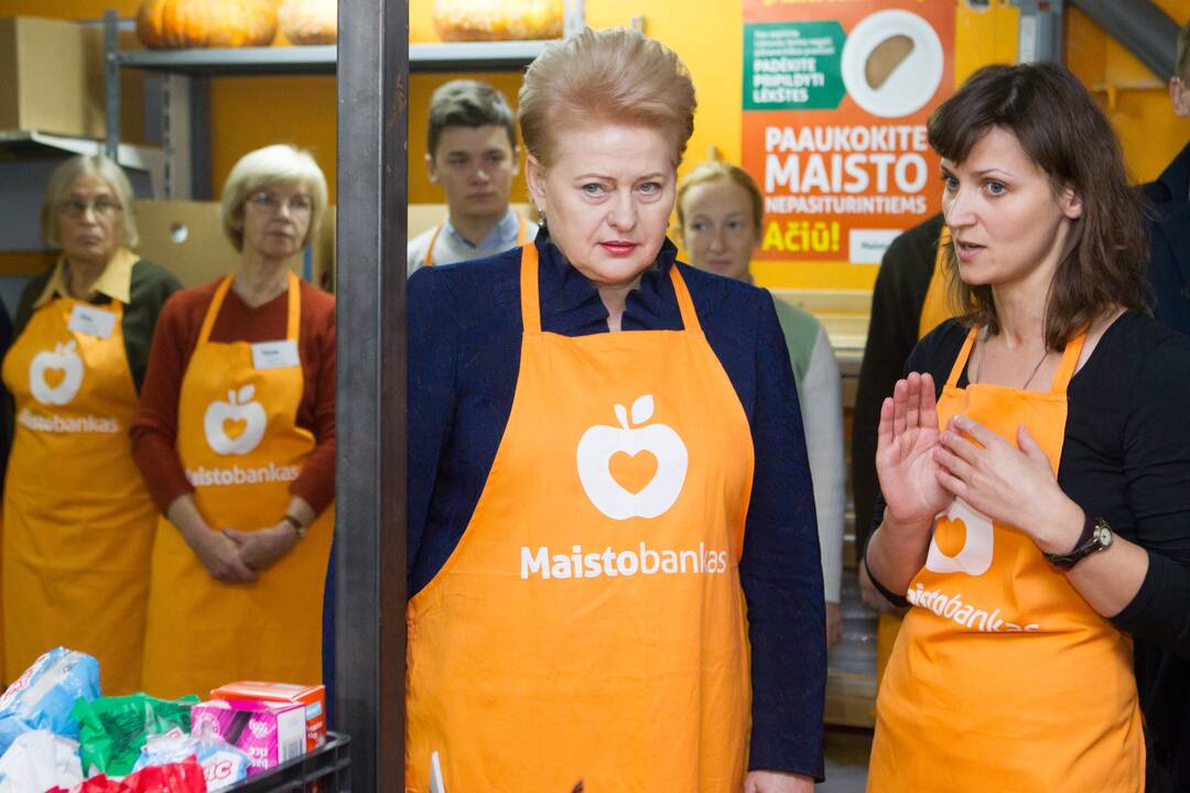 Prezidentė aplankė „Maisto banko“ sandėlį