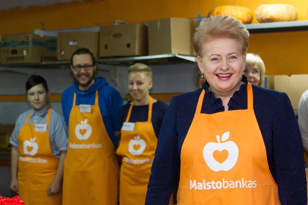 Prezidentė aplankė „Maisto banko“ sandėlį