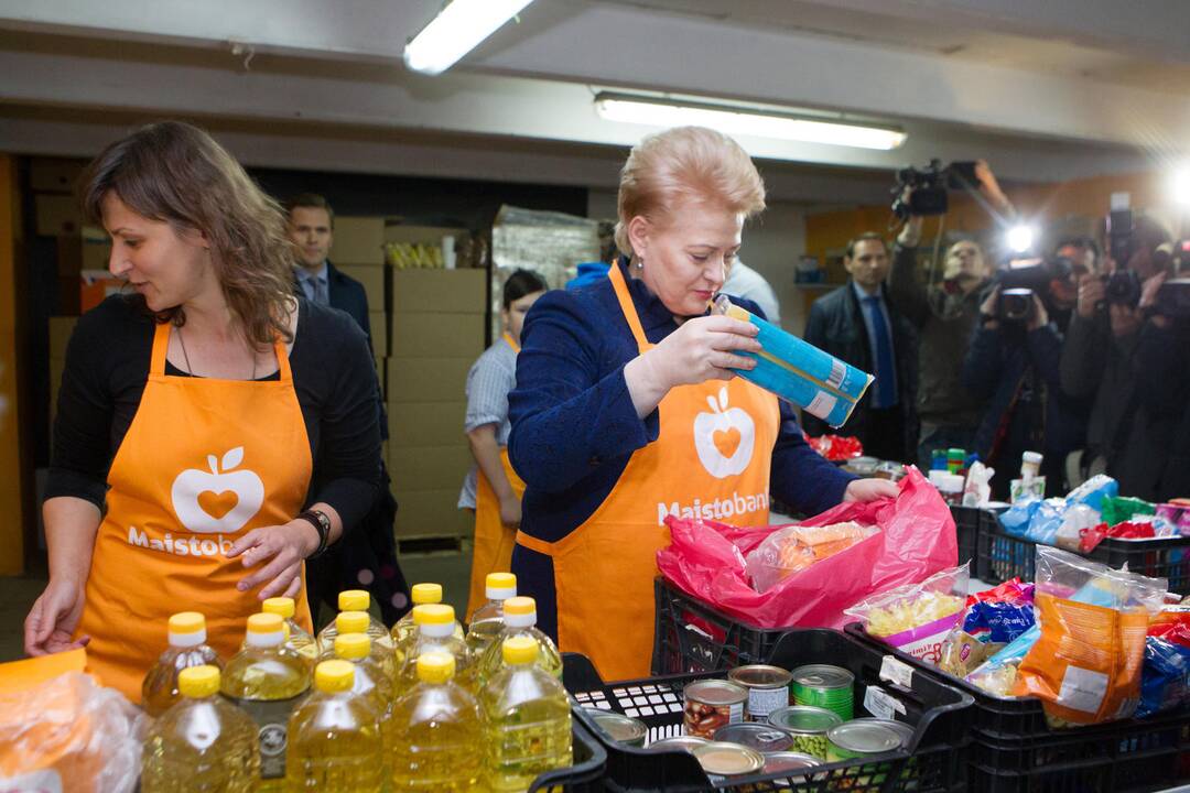 Prezidentė aplankė „Maisto banko“ sandėlį