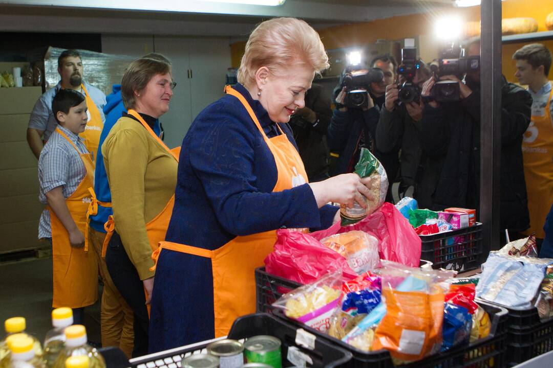 Prezidentė aplankė „Maisto banko“ sandėlį