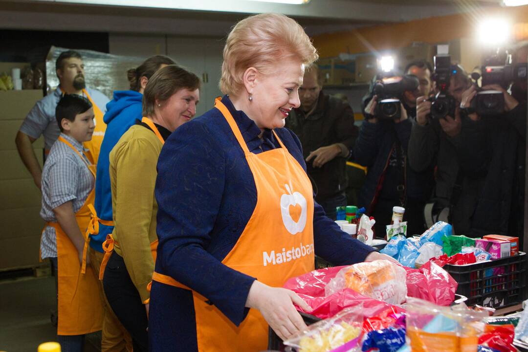 Prezidentė aplankė „Maisto banko“ sandėlį