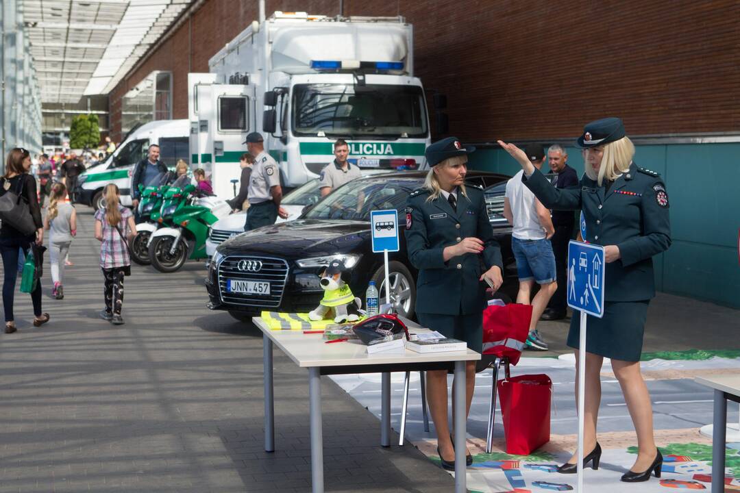 Prie „Akropolio“ – artimesnė pažintis su policija