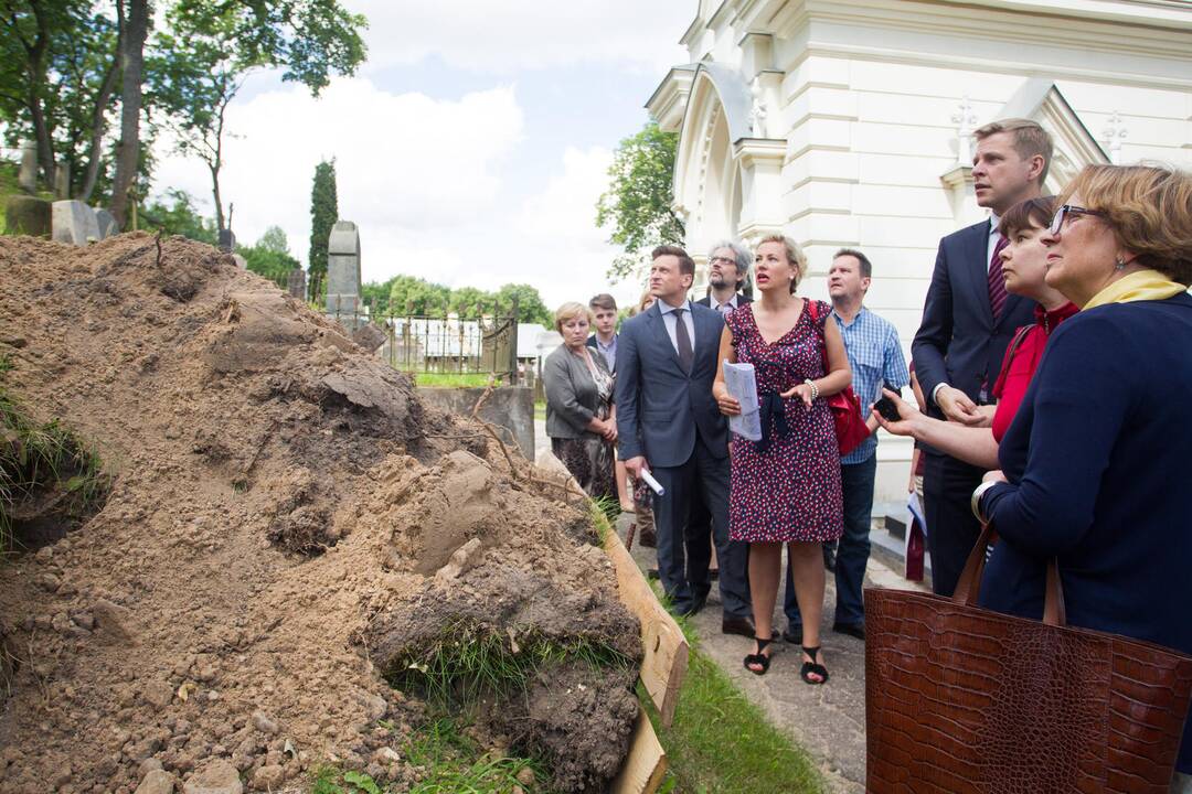 Paveldosaugininkai apsilankė Rasų kapinėse