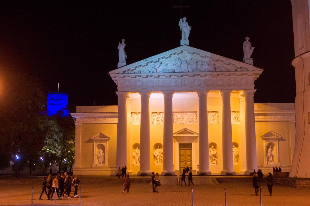 Mėlyna šviesa apšviesta Gedimino pilis