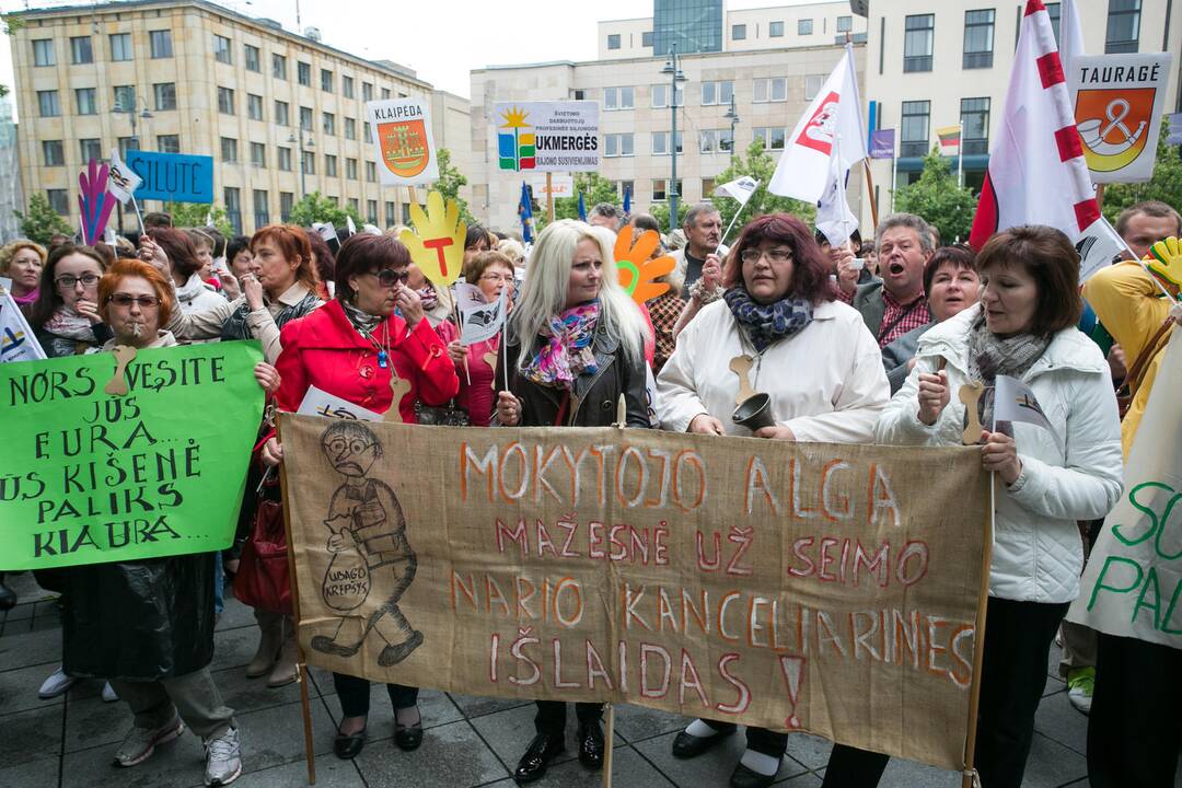 Mokytojai mitinge Vilniuje reikalavo didesnių atlyginimų