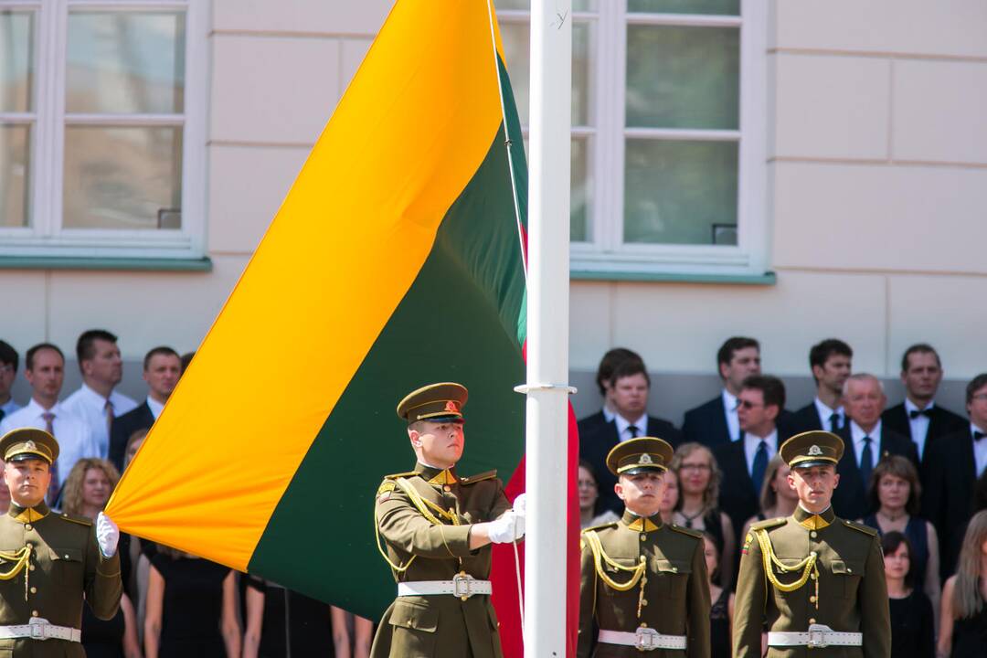 D. Grybauskaitė dalyvavo Valstybės vėliavų pakėlimo ceremonijoje