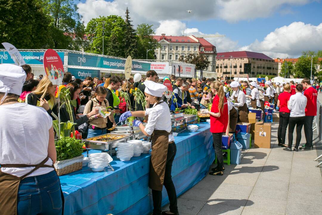 Vilnius bandė siekti masiškiausio makaronų valgymo rekordo