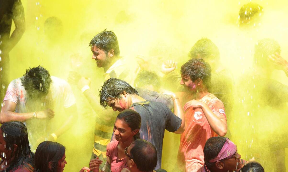 Milijonai indų pirmadienį švenčia populiarų hinduistų festivalį Holi