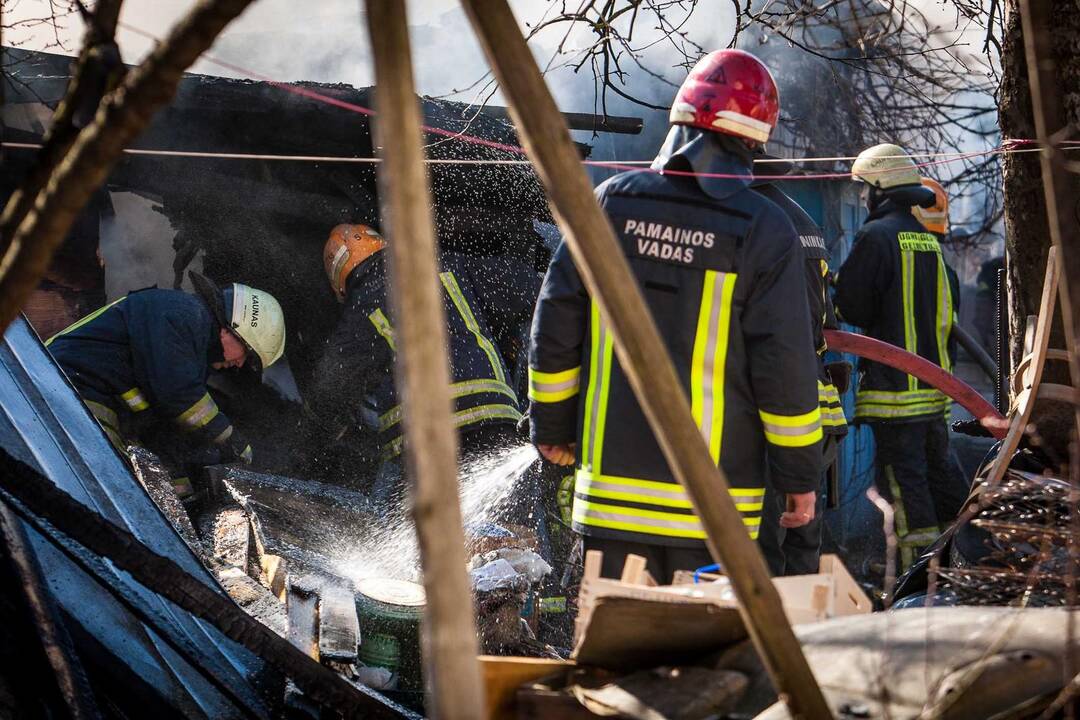 Voveraičių gatvėje degė sandėliukas