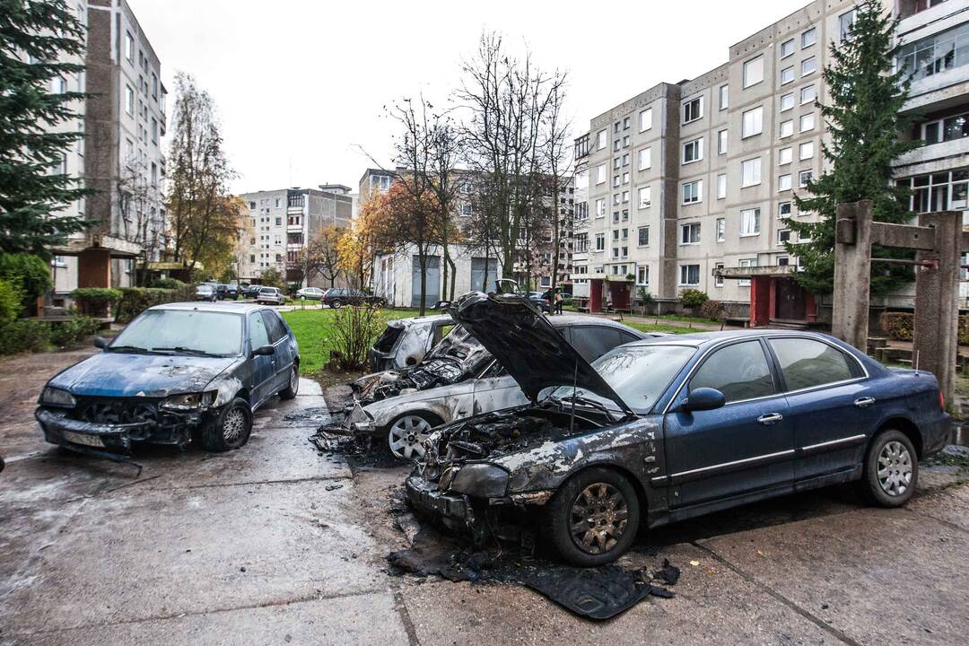 Sudegė keturi automobiliai