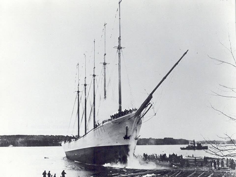 Gimimas: škuna „Carroll A. Deering“ nuleidžiama į vandenį.