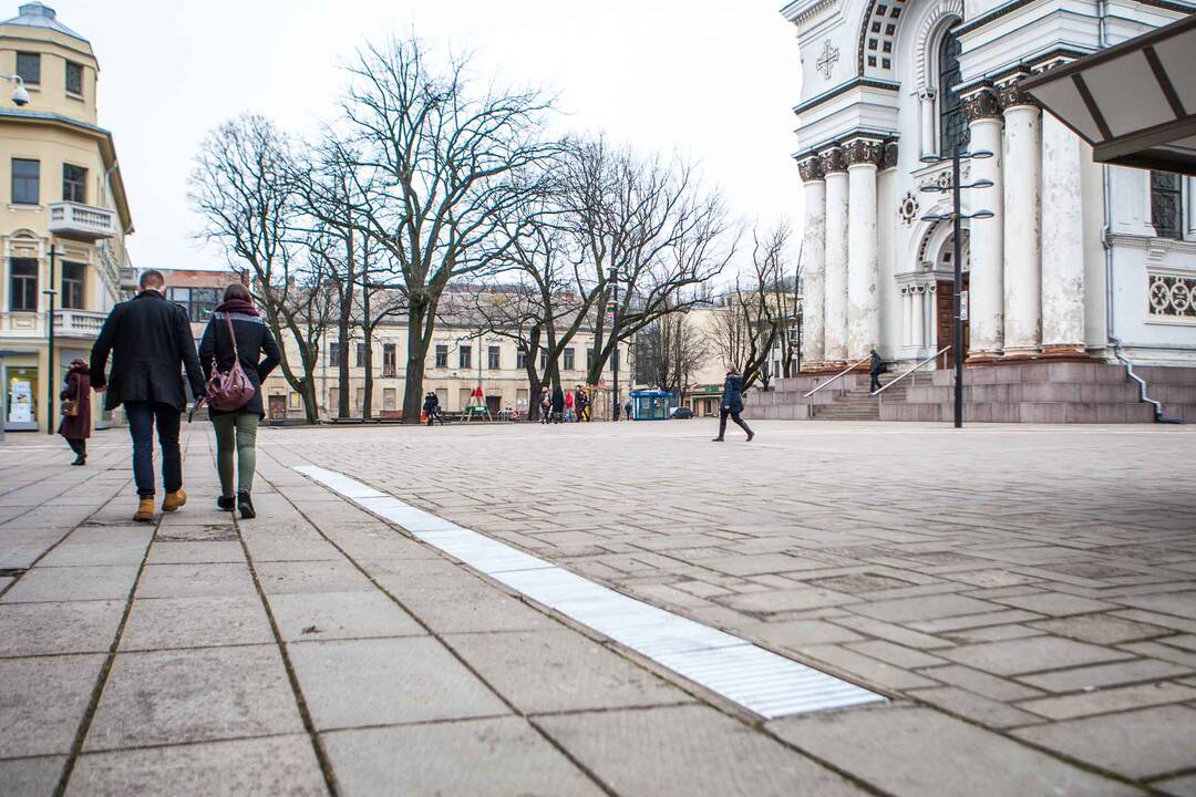 Nepriklausomybės aikštėje medinės grotelės pradėtos keisti metalinėmis 