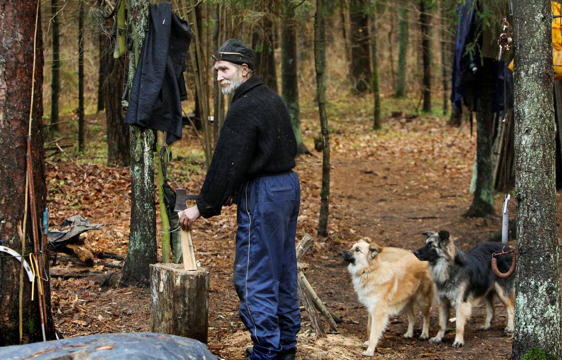 60-metis jau apie 20 metų vienas gyvena miškuose