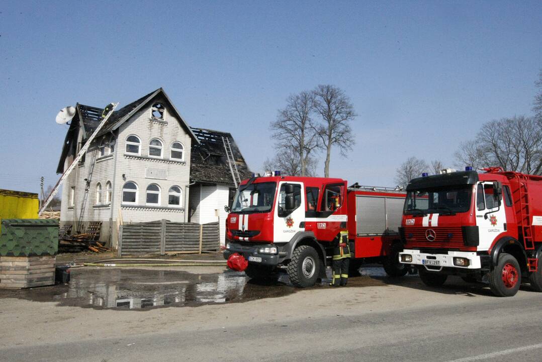 Kisinių kaime liepsnojo namas