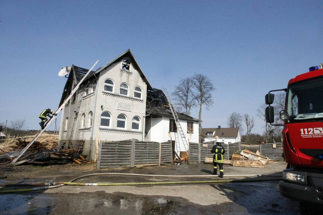 Kisinių kaime liepsnojo namas