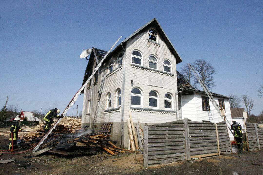 Kisinių kaime liepsnojo namas